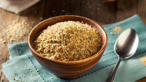 Ingredienti per la panatura mescolati in una ciotola: pangrattato, parmigiano, prezzemolo tritato, scorza di limone, sale e pepe.