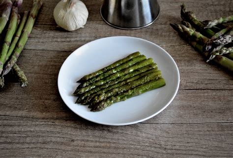 Asparagi freschi in un cesto, pronti per la preparazione della crema.