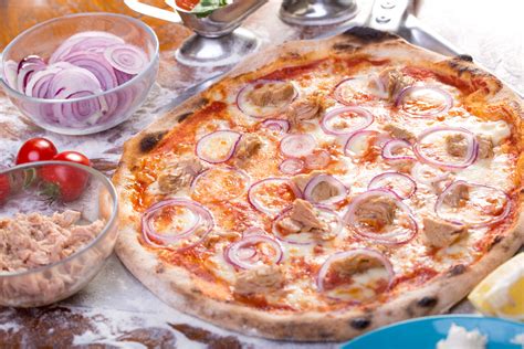 Schema con i passaggi principali per la preparazione della pizza tonno e cipolla, dall'impasto alla cottura.
