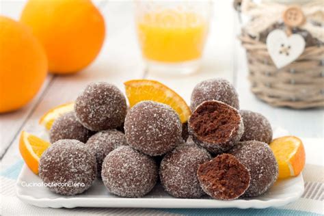 Inquadratura ravvicinata di palline di mandorle al cioccolato disposte in pirottini colorati.