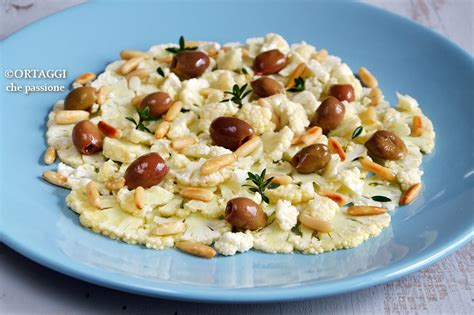 Insalata mista con cavolfiore crudo tagliato a fettine sottili.