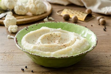 Piatto di purè di cavolfiore e patate servito come contorno.