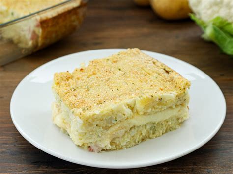 Sformato di cavolfiore e patate filante pronto per essere servito.