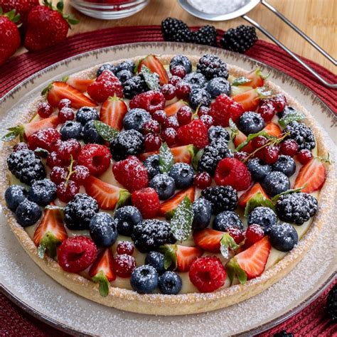 immagini di diverse preparazioni con frutti di bosco: smoothie, crostata, muffin, cocktail con cubetti di ghiaccio ai frutti di bosco