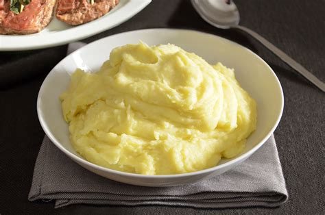 Preparazione della purea di patate con burro e parmigiano