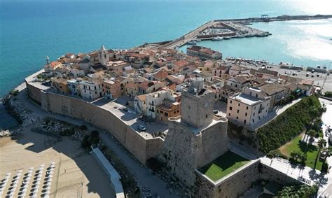 Vista panoramica di Termoli con il suo porto e il borgo antico