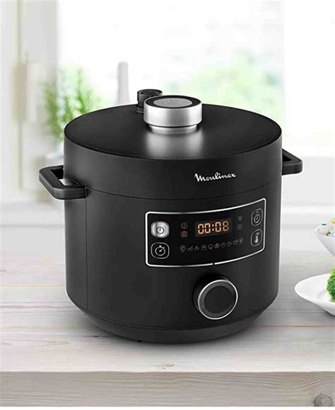 Foto del Moulinex Turbo Cuisine 5L in azione, con un piatto fumante pronto per essere servito.