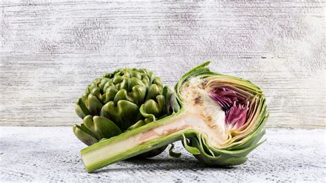 Illustrazione che mostra le diverse parti del carciofo e i nutrienti che apporta