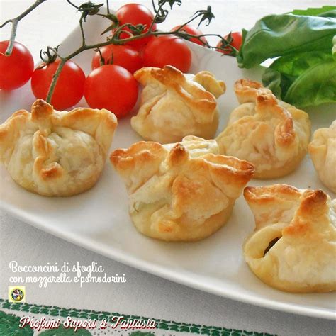 Immagine di bocconcini di sfoglia con pomodorini e mozzarella pronti per essere serviti