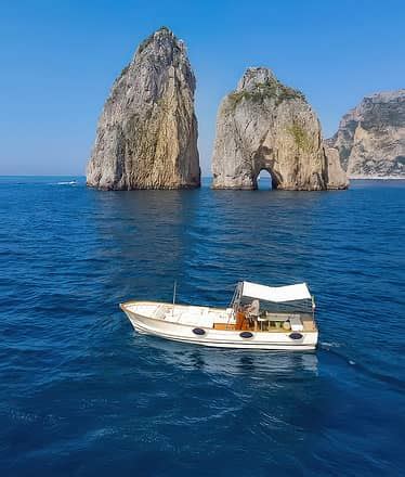 Barca tradizionale Lancia Caprese ormeggiata in una baia tranquilla di Capri