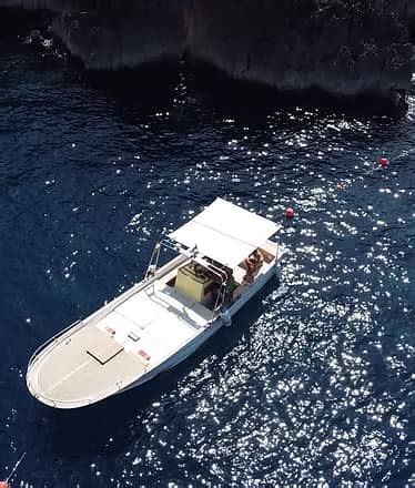 Dettaglio di una Lancia Caprese con attrezzatura da snorkeling e tendalino parasole