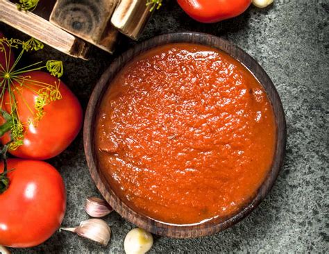 salsa di pomodoro vellutata in una casseruola