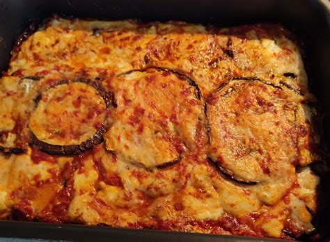 teglia con sformato di melanzane pronto per il forno
