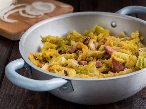 Verza e patate stufate in padella con pancetta