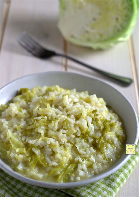 Risotto con verza, pancetta e pecorino lucano, primo piano