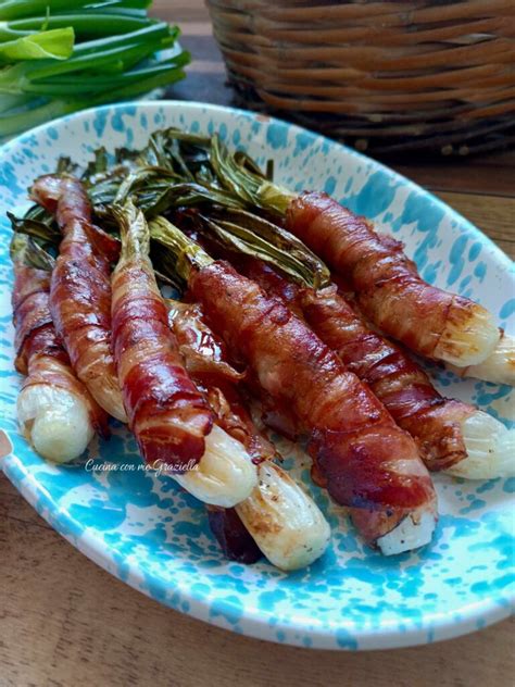 Dettaglio della cottura della salsa di cipolle e pancetta