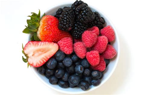 Frutti di bosco misti freschi in una ciotola