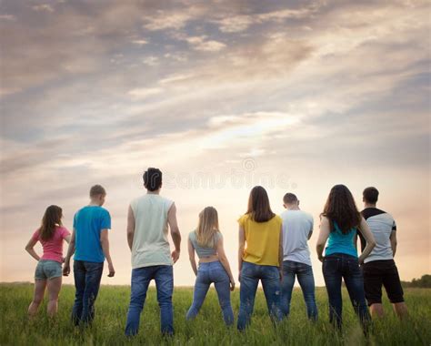Un gruppo di giovani che mangia frutti di bosco