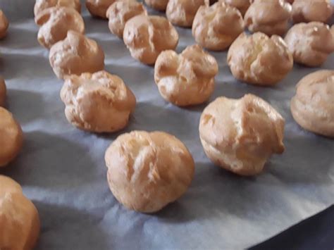 Bignè disposti su una teglia pronti per essere infornati