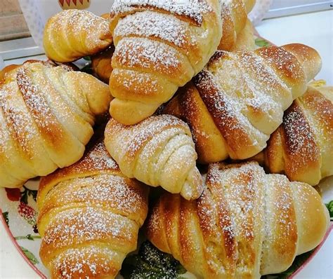 Varie forme di brioche preparate con la ricetta veloce: cornetti, girelle, rotolini.