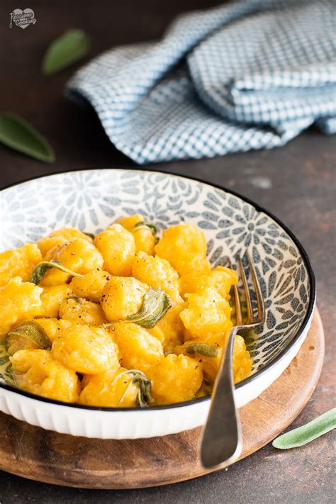 Impasto morbido di zucca e patate pronto per essere formato in gnocchi