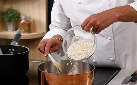 infografica con le fasi di cottura del risotto