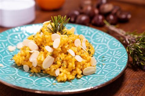 immagine del risotto integrale con mandorle e rosmarino