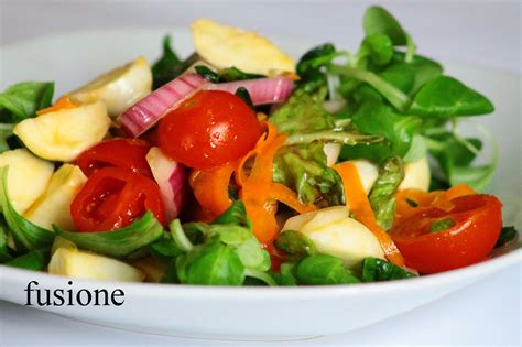 Insalata mista con verdure colorate e salmone