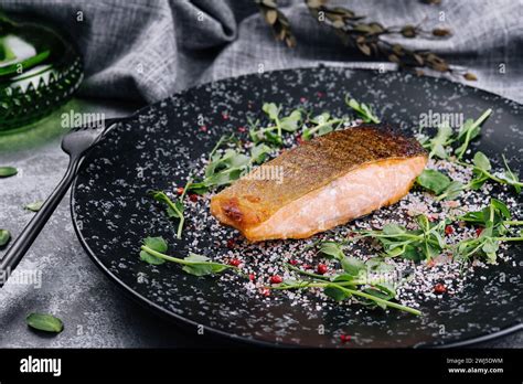 Filetti di salmone fresco su un letto di verdure