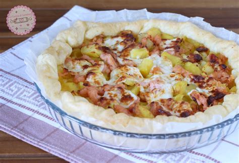 Torta salata con salmone, verza e patate appena sfornata