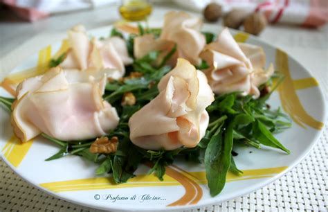 Fagottini di tacchino con formaggio e noci su letto di rucola