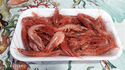 primi piani dei gamberi rossi di Mazara puliti e marinati