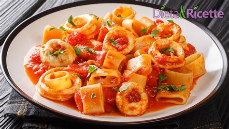 Preparazione del sugo con calamari e pomodorini