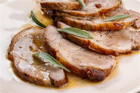 arrosto di maiale affettato con salsa al vino bianco in un piatto da portata