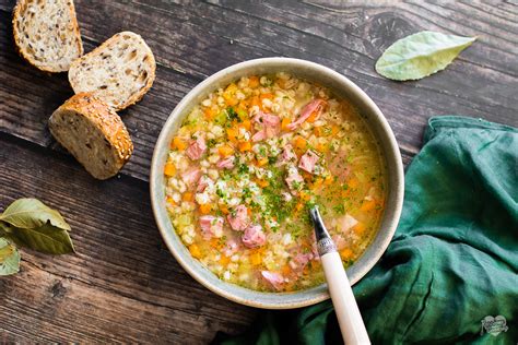 piatto finito di minestra d'orzo perlato con guarnizione di prezzemolo