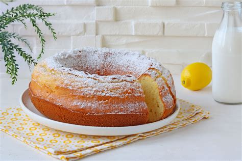 Una selezione di dolci da colazione e merenda, tra cui pancake, muffin e torte soffici.