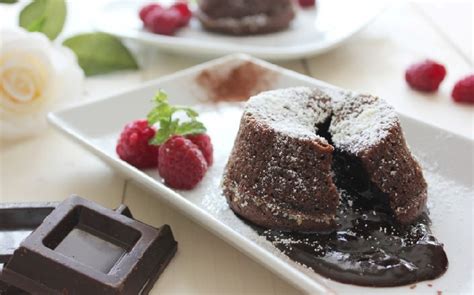 Un tortino al cioccolato con cuore fondente, ideale per una serata romantica.