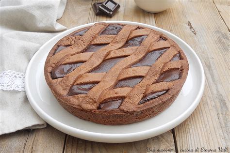 Una crostata al cioccolato con frolla scioglievole e decorazione geometrica.