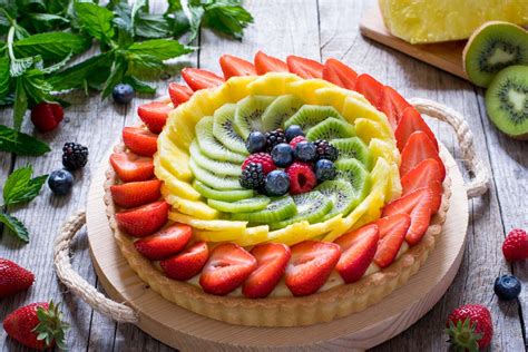 Una crostata senza cottura decorata con frutta fresca.