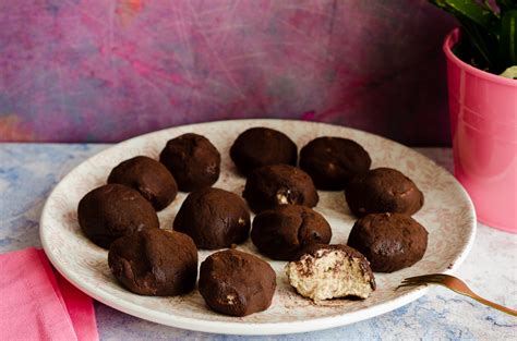 Un assortimento di dolci fatti in casa, tra cui tiramisù, crepes e palline al cocco.