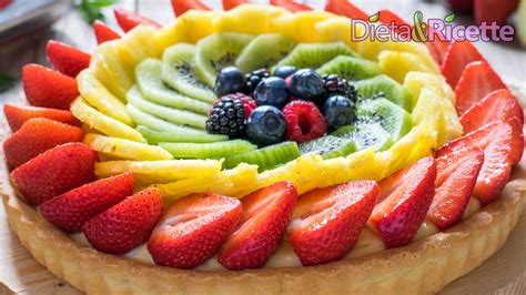 Insalata di frutta fresca e crema pasticcera in coppette per un buffet