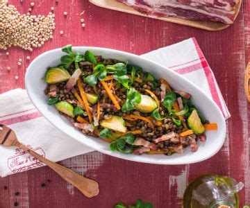 Insalata di lenticchie con carote, cavoletti di Bruxelles e pancetta