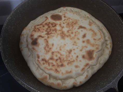 Focaccia ripiena in padella, dorata e pronta per essere servita.