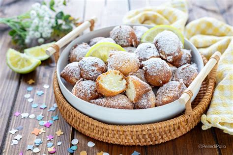 Frittelle di Carnevale appena farcite e spolverate di zucchero a velo