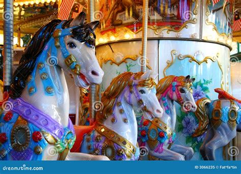 Carosello con cavalli colorati e luci scintillanti