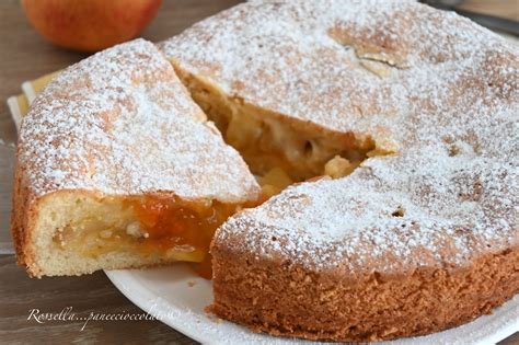 Immagine di una torta versata alle mele e marmellata appena sfornata, con il ripieno visibilmente contenuto all'interno.