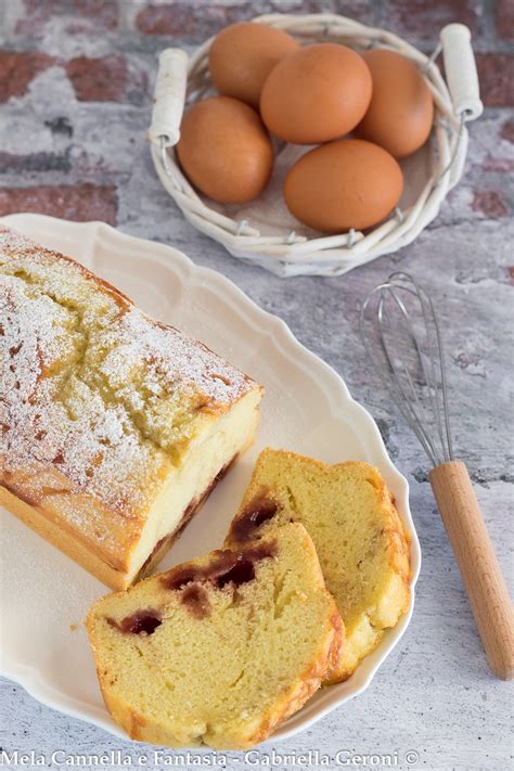 Plumcake morbidissimo con marmellata, tagliato a fette per mostrarne la consistenza interna.