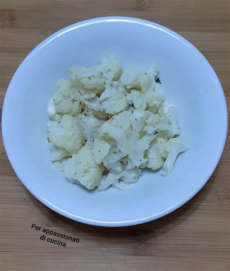 cavolfiore sbollentato e scolato pronto per essere ripassato in padella