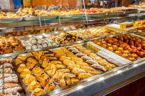 vetrina invitante di una pasticceria napoletana con una varietà di dolci