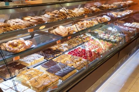 interno di una pasticceria napoletana con esposizione di dolci e torte